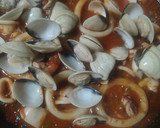 Foto del paso 5 de la receta: Chipirones con almejas y calamares en salsa