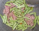 Foto langkah ke 2 dari resep Tumis buncis daging cincang.