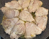Foto del paso 2 de la receta: Pollo en salsa con patatas y champiñones