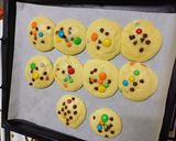 Foto del paso 3 de la receta: Galletitas con chips y confites