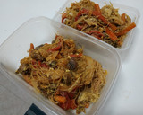 Foto del paso 6 de la receta: Fideos de arroz con verduritas, clara de huevo, txanpis y curry