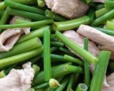 รูปขั้นตอนการทำที่ 2 ของ "หมูผัดดอกหอม" Stir Fried Onion Flower Stem with Pork