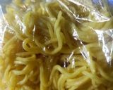 Foto langkah ke 1 dari resep Mie goreng kuning.