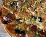 صورة لخطوة 11 من وصفة بيتزا بعجينة الـ10 دقاايق🍕🔥