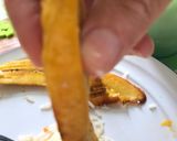 Foto del paso 3 de la receta: Tajadas fritas de plátano amarillo