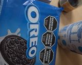 Foto del paso 1 de la receta: Postre torta Oreo® by Mycka 🍰 muuuy fácil, 4 ingredientes y sin horno🎂especial Día del Padre 🎊