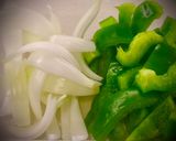 Hình bước làm 1 của món Thịt bò xào ớt chuông và nấm đông cô