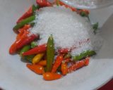 Foto langkah ke 2 dari resep Acar Cabe Rawit by Jesslyn Orlane.