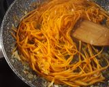 Foto del paso 6 de la receta: Espaguetis de boniato con huevo y queso