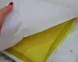 Foto langkah ke 7 dari resep Strawberry Matcha Roll Cake.