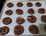 Foto langkah ke 5 dari resep Triple Chocolate Cookies.