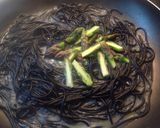 Foto del passaggio 9 della ricetta Spaghetti al nero di seppia su crema di asparagi e orata