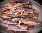 Foto del paso 3 de la receta: Navajas al ajo y perejil (en estuche de vapor Lékué)