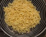 Foto langkah ke 1 dari resep Omelet Mie Sosis Topping Keju.