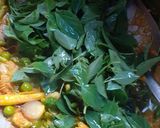 Foto langkah ke 4 dari resep Sayur Manado Daun Ubi dan Bunga Pepaya.