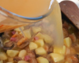 Foto del paso 4 de la receta: Patatas en salsa con langostinos y champiñones