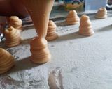 Foto del paso 5 de la receta: Croquembouche (masa choux y crema pastelera)