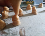 Foto del paso 5 de la receta: Croquembouche (masa choux y crema pastelera)