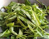 Foto langkah ke 2 dari resep Tumis Kangkung Saos Tiram.
