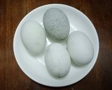 Hình bước làm 1 của món Cháo trắng trứng muối