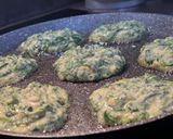 Une image de l'étape 3 de Petites crêpes aux fanes de radis et parmesan.