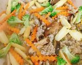 Hình bước làm 3 của món Cơm dĩa gà chiên,rau củ xào thịt xay và canh súp rau củ