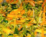 Foto langkah ke 3 dari resep Tumis Bunga Pepaya dan Wortel.