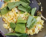 Foto langkah ke 5 dari resep Nasi goreng kunyit.