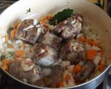 Foto del paso 4 de la receta: Rabo de ternera con vino al aroma de limón