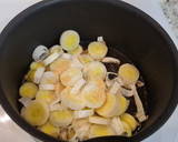Foto del paso 3 de la receta: Solomillo de cerdo en salsa de puerros, champiñones y zanahorias