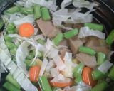 Foto langkah ke 2 dari resep Sup Bakso Daun Kelor.