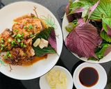 Hình bước làm 5 của món Cá cờ sốt teriyaki cuộn tía tô và tỏi tươi