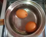 Foto del paso 2 de la receta: Ensalada de Atún con papas rúcula cebolla, Huevos y cherry