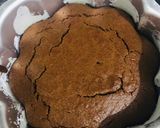 A picture of step 3 of Parle biscuit chocolate cake.
