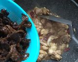 Gambar langkah 3 resipi Cendawan hitam masak sos tiram bersama ayam#fayekusairi.