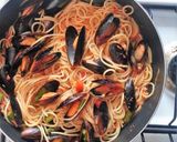 Foto del paso 8 de la receta: Espagueti con mejillones,  espárragos en salsa de tomate