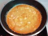 พาสต้าดำแกงเขียวหวานกุ้งห่อไข่