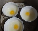 Foto langkah ke 3 dari resep Telur ceplok kukus.