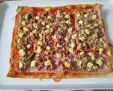 Foto del paso 6 de la receta Pizza fina rectangular con pechuga de pavo y atún