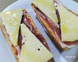 Foto del paso 5 de la receta: Tosta con jamón y queso a la catalana