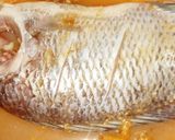 Foto langkah ke 1 dari resep Ikan Goreng Asam Mujair.