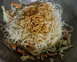 शेजवान नूडल्स विथ मंचूरियन (Schezwan noodles with manchurian recipe in Hindi) रेसिपी चरण 8 फोटो