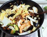 Foto langkah ke 6 dari resep Jjampong, Sup kuah seafood Korea. Pedes, gampang dan seger.