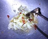 Foto langkah ke 3 dari resep Oseng kol ayam suwir.