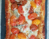 Foto del paso 3 de la receta: Coca de hojaldre con cherry, cebolla y gorgonzola