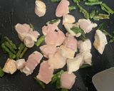 Foto del paso 2 de la receta: Rigatoni con salsa de pesto, pollo y espárragos trigueros