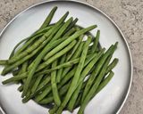 A picture of step 1 of Green beans in chilli garlic.