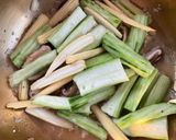 รูปขั้นตอนการทำที่ 2 ของ ผัดบวบข้าวโพดอ่อนเห็ดหอมน้ำแดง🍄🧄🫚