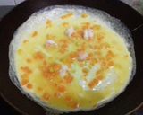 Foto langkah ke 6 dari resep Dadar telor isi sosis.