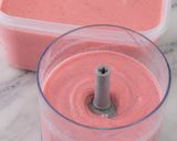 Foto langkah ke 2 dari resep Strawberry Ice Cream Ala Rumahan.